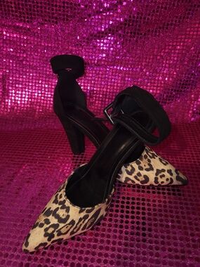 Source Unknown Leopard Print Pointed Toe Heels with Black Ankle Strap